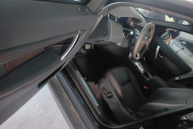 Used Land Rover Discovery Sport 2021 249 PS R-Dynamic S Performance Edition Driver Seat