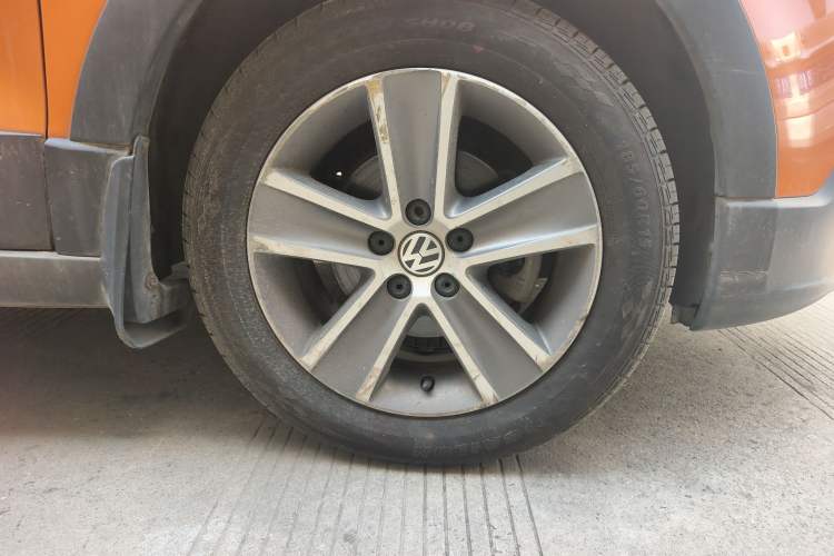 Used Volkswagen Polo 2012 1.6L Cross Polo Automatic Transmission Right Front Wheel Hub