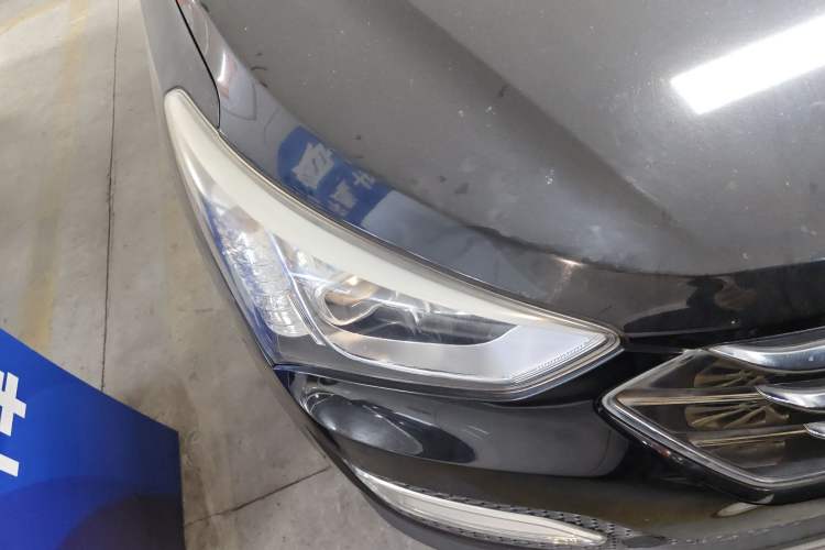 Used Hyundai Santa Fe 2013 2.4L Automatic Two-Wheel Drive Smart Version Right Front Headlight