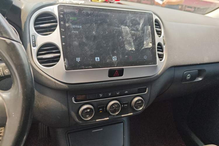 Used Volkswagen Tiguan 2016 300TSI Automatic Two-Wheel Drive Comfort Edition Audio And AC Panel