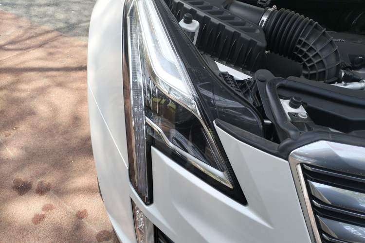 Used Cadillac XT5 2018 28T Four-Wheel Drive Luxury Model Right Front Headlight