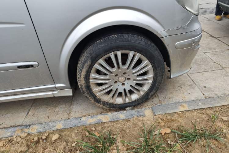 Used Mercedes-Benz Viano 2011 2.5L Limited Edition Right Front Wheel Hub