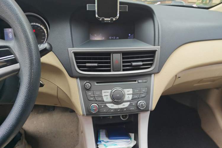 Used Soueast V5 Lingzhi 2012 1.5L Manual Comfort Edition Audio And AC Panel