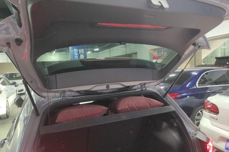 Used Volkswagen Golf 2025 300TSI R-Line
