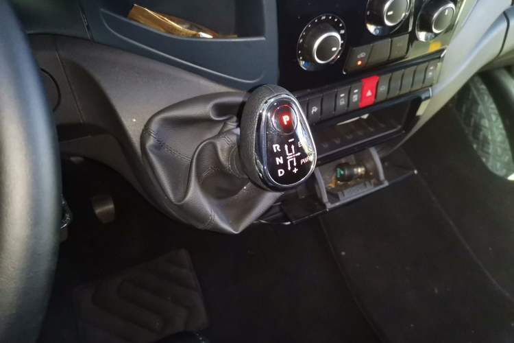 Used Iveco Eurocargo 2021 3.0T Automatic Super-Rui Short Wheelbase Low-Roof Manual-Door F1C Gear Lever