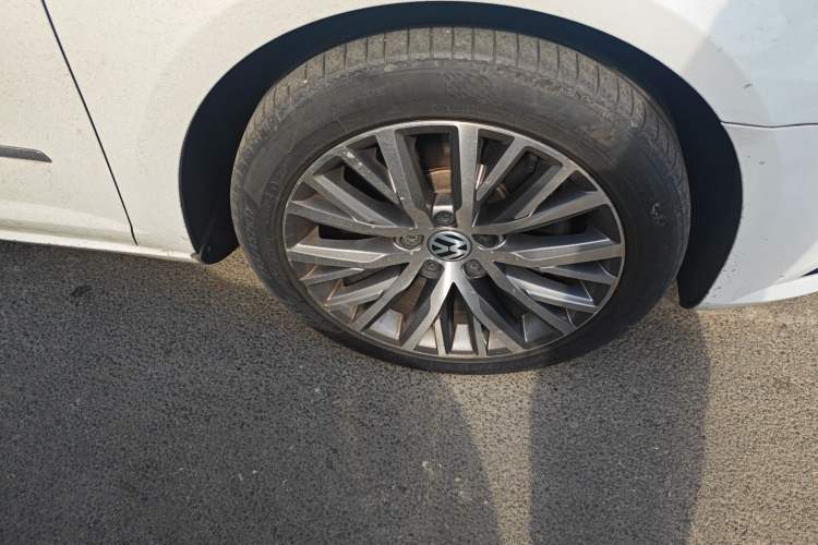 Used Volkswagen FAW-Volkswagen CC 2018 1.8TSI Luxury Model Right Front Wheel Hub