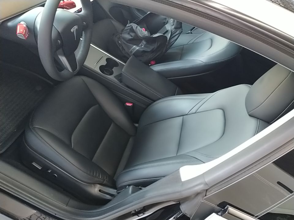 Vordere Reihe im Auto