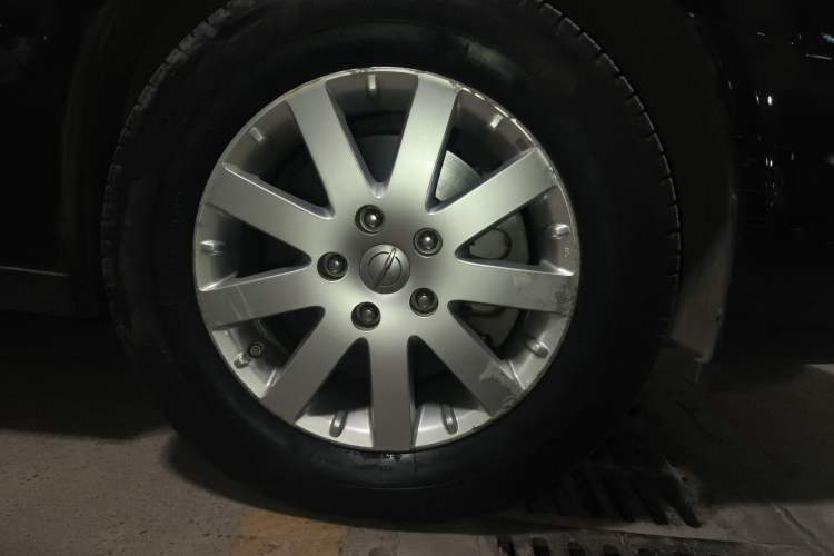 Used Chrysler Grand Voyager 2013 3.6L Luxury Edition Right Front Wheel Hub
