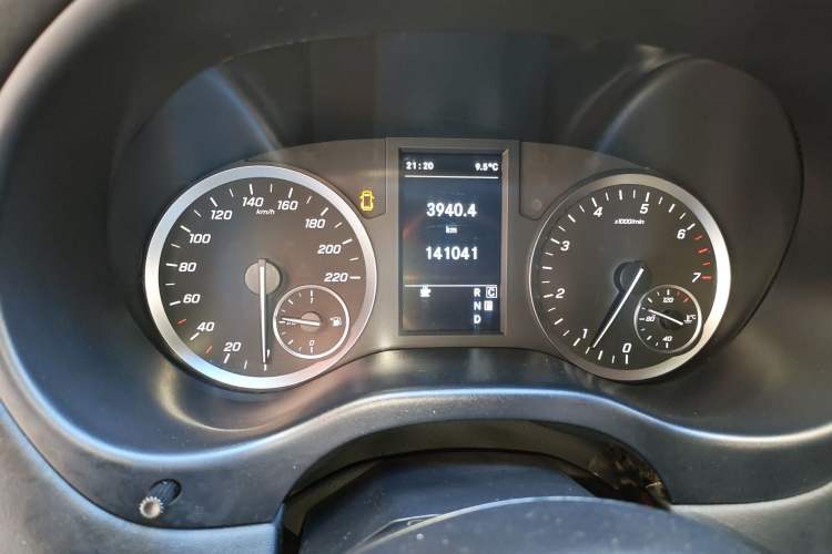 Used Mercedes-Benz Vito 2020 2.0T Business Version 7 Seats Odometer Close Up