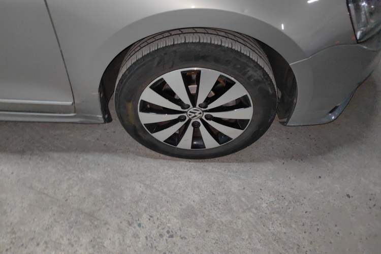 Used Volkswagen Sagitar 2017 1.6L Automatic Comfort Model Right Front Wheel Hub