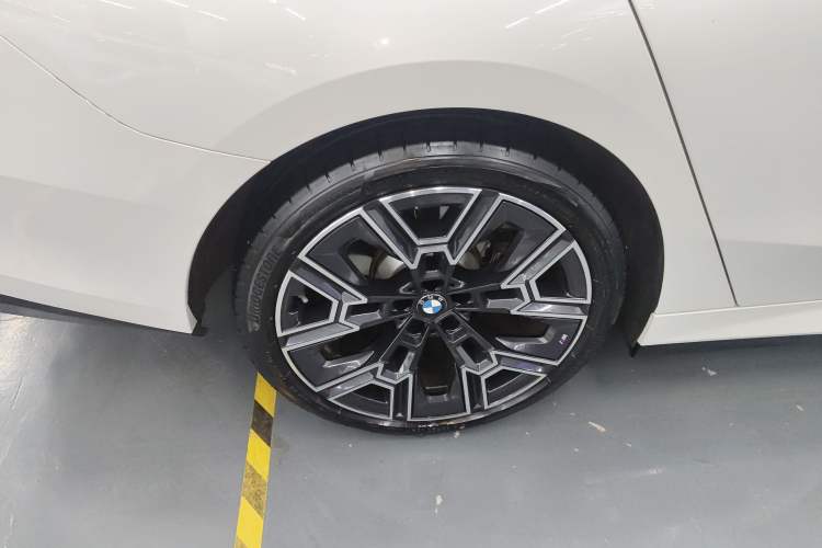 Used BMW 5 Series 2024 530Li Luxury Edition M Sport Package Exterior 3