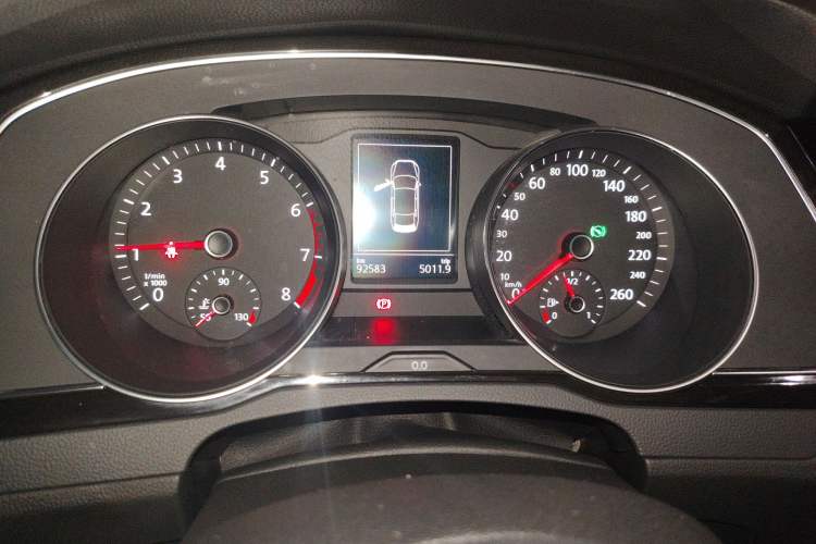 Used Volkswagen Magotan 2018 330TSI DSG Luxury Model Odometer Close Up