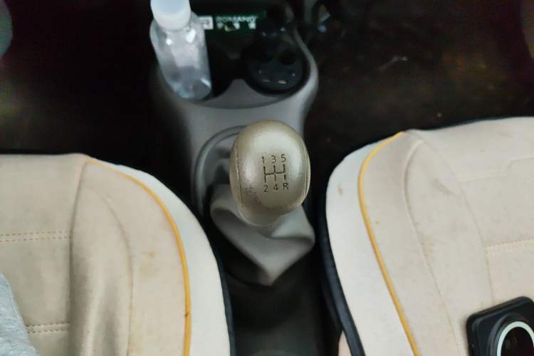 Used Nissan Sunny 2015 1.5XE Manual Comfort Edition Gear Lever