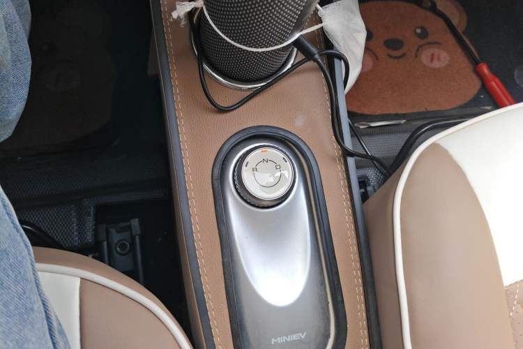 Used Wuling Hongguang MINIEV 2025 Four-Door Version Advanced Edition Gear Lever
