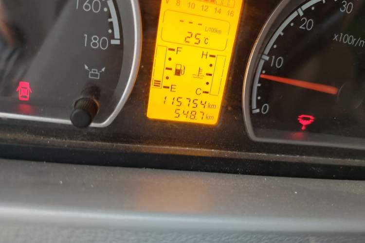 Used Dongfeng Yufeng 2014 2.5T YuliBao Logistics Vehicle Standard Features Include Short Wheelbase with Mid-Roof ZD25