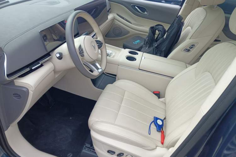 Used VOYAH Dream 2025 EV Four-Wheel Drive Flagship Kunpeng Edition
