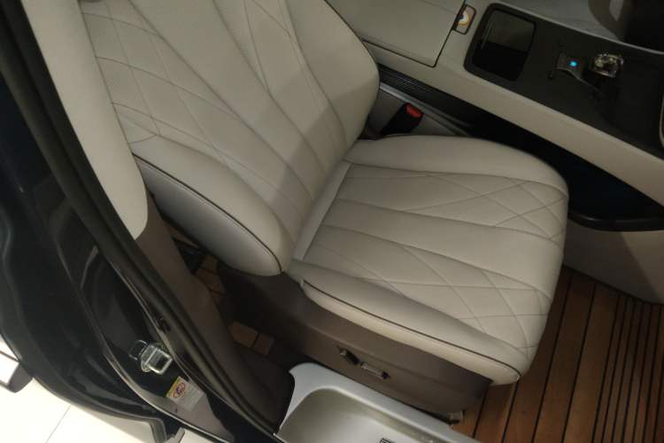 Used Denza D9 2022 DM-i 970 Four-Wheel Drive Flagship Model
