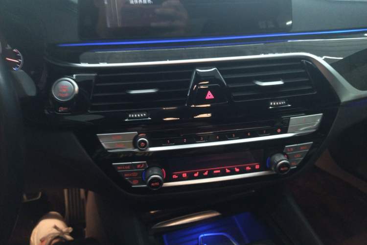 Used BMW 5 Series 2019 530Li Luxury Edition M Sport Package Audio And AC Panel