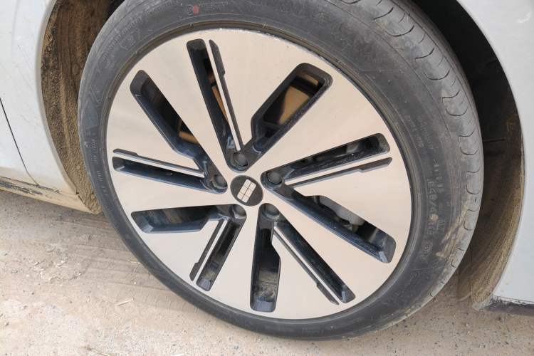 Used Geely Galaxy E8 2024 665 km Range Rear-Drive Starship Long-Range Version
