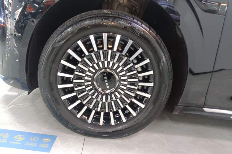 Used Zeekr 009 2024 Six-Seat Executive Version 4WD 108 kWh Left Front Wheel Hub