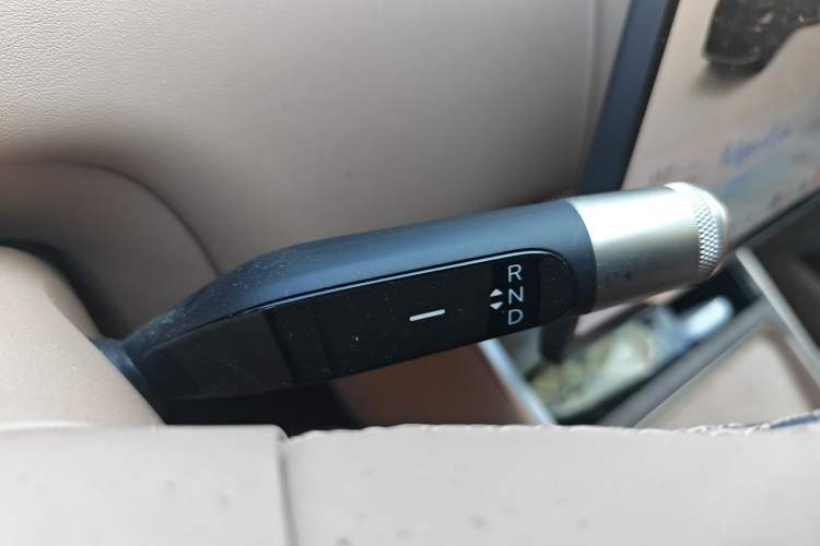 Used ONVO Luxeed L90 2025 Model—Max Six-Seater Version Gear Lever