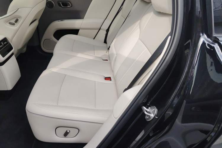 Used Li Auto i6 2025 Model Four-Wheel-Drive Standard Type
