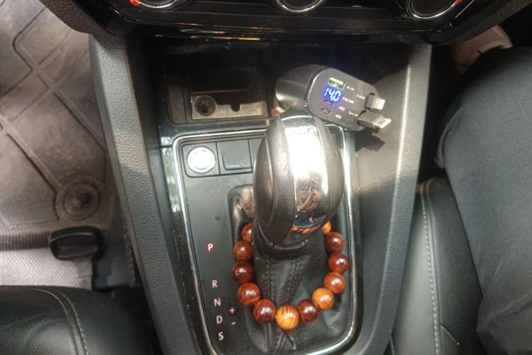 Used Volkswagen Sagitar 2017 230TSI Automatic Comfort Version Gear Lever