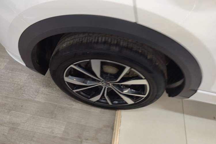 Used Volkswagen T-ROC 2024 300TSI DSG Two-Wheel-Drive Chen Guang Edition Right Rear Wheel Hub