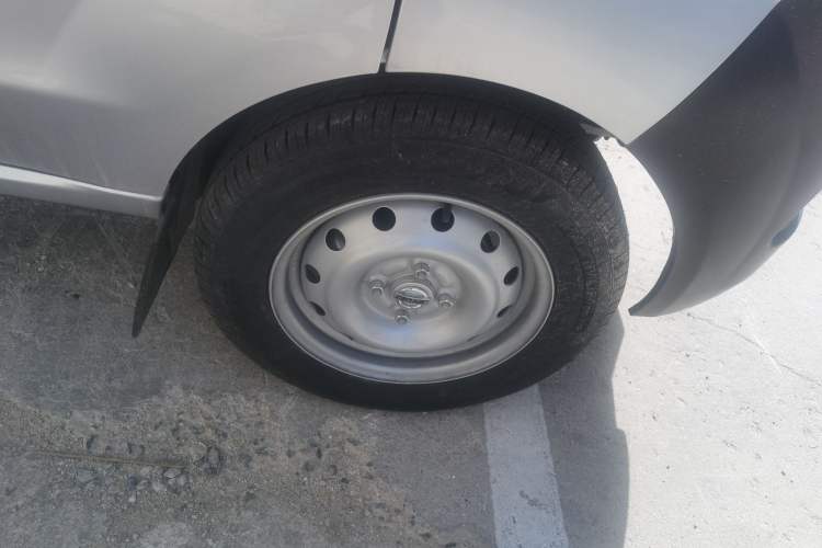 Used Jinbei Hiace X30 2024 1.5L Champion Edition Passenger Vehicle 5/6/7 Seats Right Front Wheel Hub