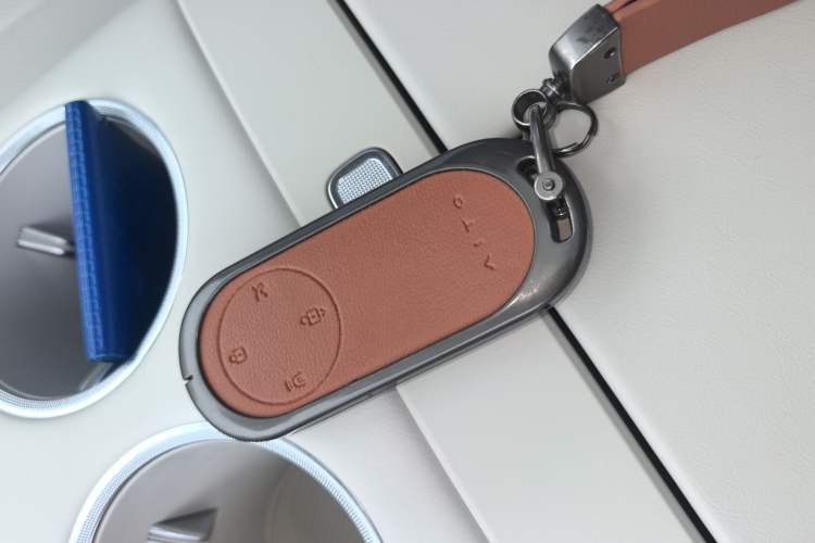 Used Hima AITO M8 2025 Extended-Range Max+ Version 53.4 kWh 6-Seater Edition Vehicle Key