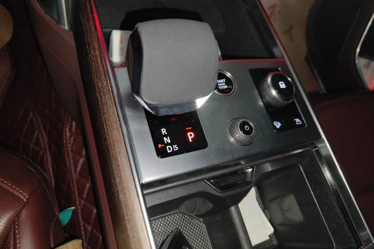 Used Land Rover Range Rover 2023 3.0 L6 400 PS Extended Long-Wheelbase Version