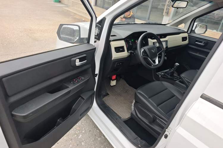 Used Wuling Hongguang PLUS 2020 1.5L Manual Comfort 7-Seater
