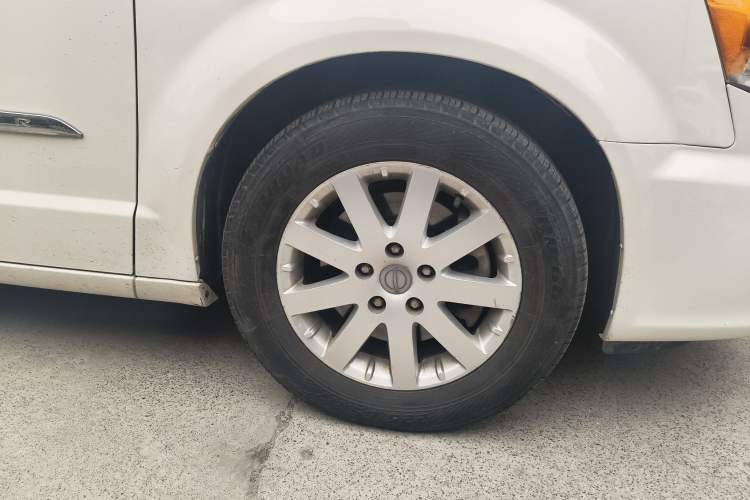 Used Chrysler Grand Voyager 2013 3.6L Luxury Edition Right Front Wheel Hub