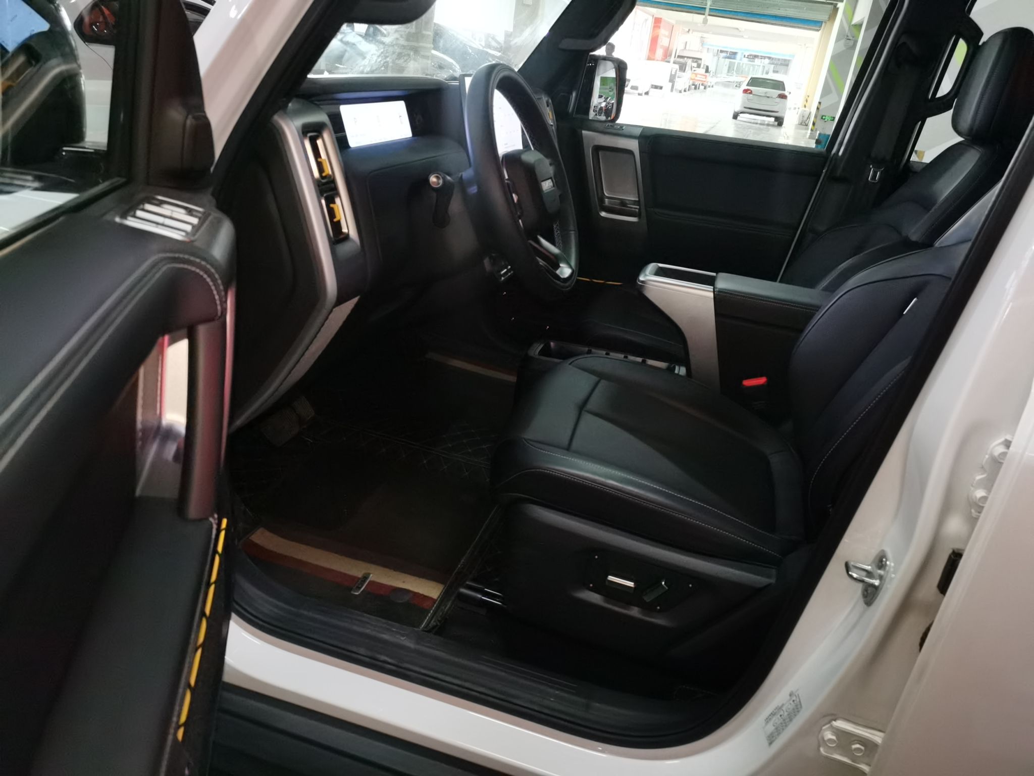 المقاعد الأمامية داخل السيارة