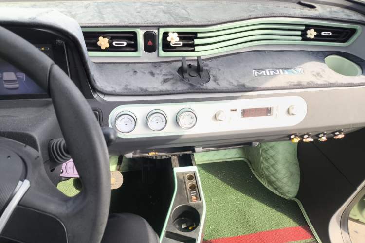 Used Wuling Hongguang MINIEV 2021 Macaron Premium Model – Lithium Iron Phosphate Audio And AC Panel