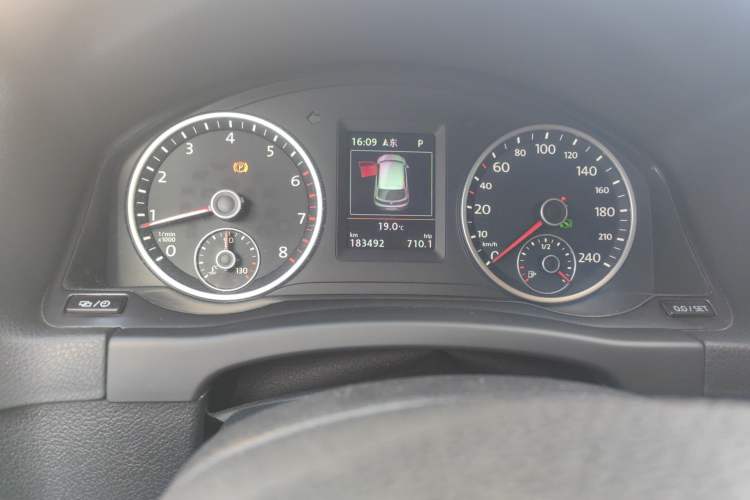 Used Volkswagen Tiguan 2015 1.8TSI Automatic Two-Wheel Drive Luxury Model Odometer Close Up