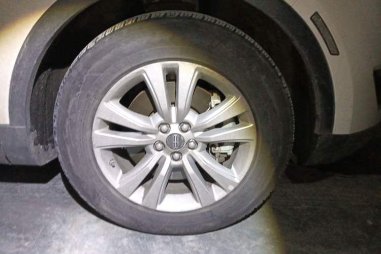Used Lincoln MKX 2015 2.0T Two-Wheel Drive Deluxe Edition Right Front Wheel Hub