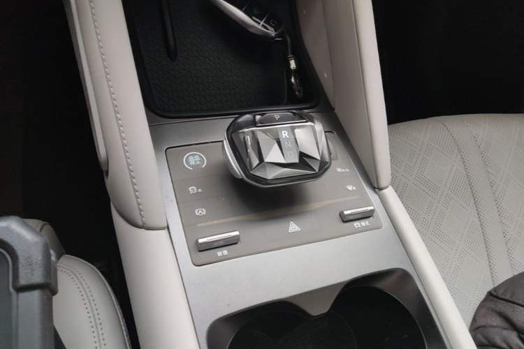 Used BYD Yuan UP 2024 401KM Beyond Edition Gear Lever