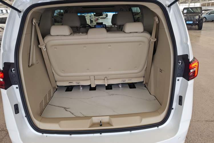 Used Buick GL8 2023 Facelifted Land Cruiser Executive Luxury Version