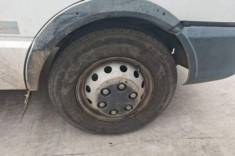 Used Iveco Daily 2020 2.8T V35 Box Truck with Dual Tires Mid-Roof Design 3 Seats Emission Standard China V
