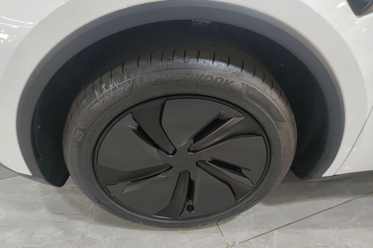 Used Tesla Model Y 2026 Long-Range All-Wheel-Drive Model Exterior 4