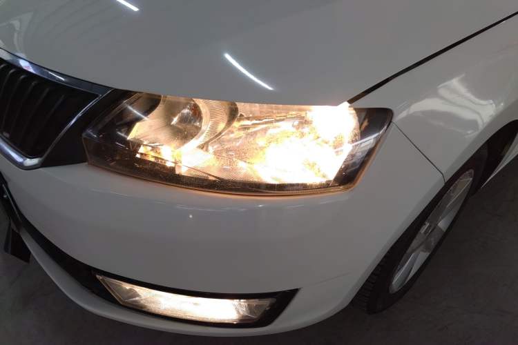 Used Skoda Rapid 2015 1.6L Automatic Smart Selection Model
