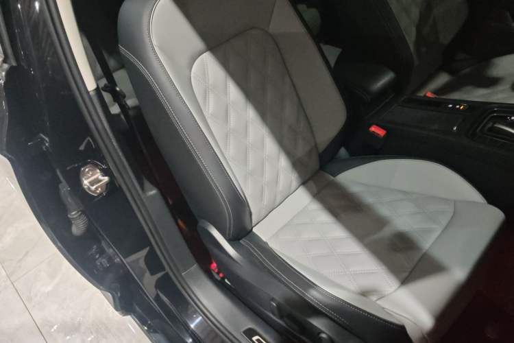 Used Volkswagen Magotan 2023 2 Million Units Limited Edition 330TSI DSG Leading Version
