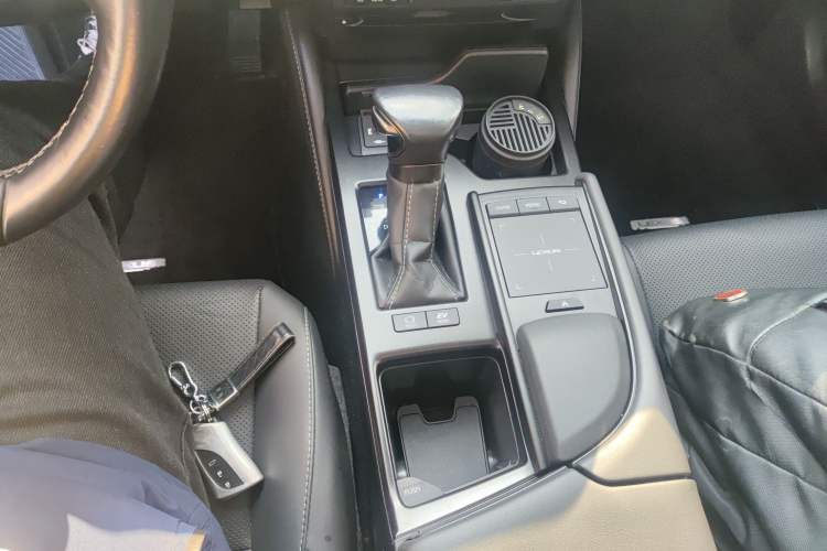 Used Lexus ES 2020 300h Deluxe Edition
