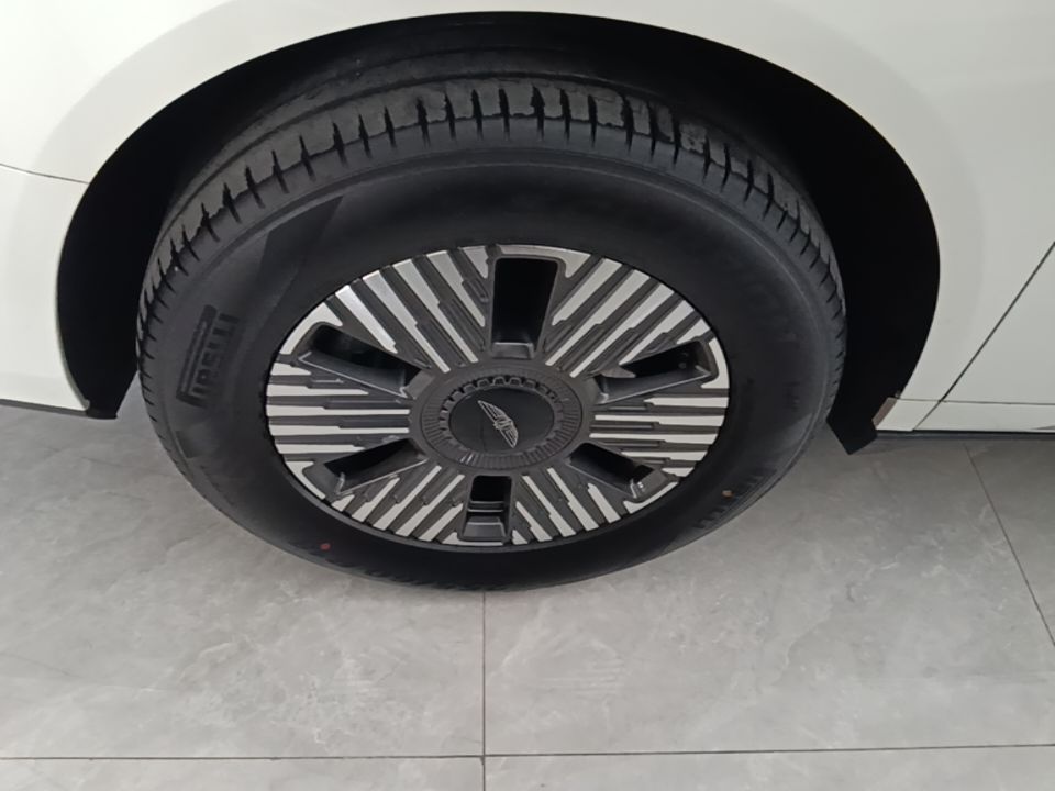 Geely Galaxy LEVC L380 2025 570 km Excellence Edition — снимка 11