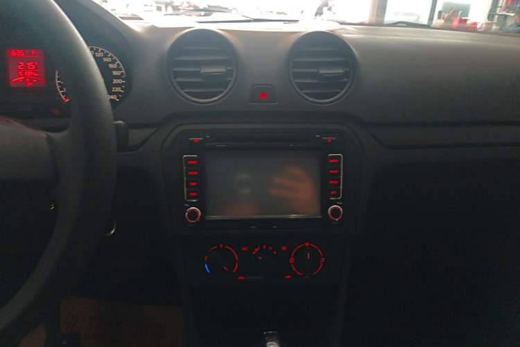 Used Volkswagen Jetta 2013 1.6L Automatic Fashion Model Audio And AC Panel