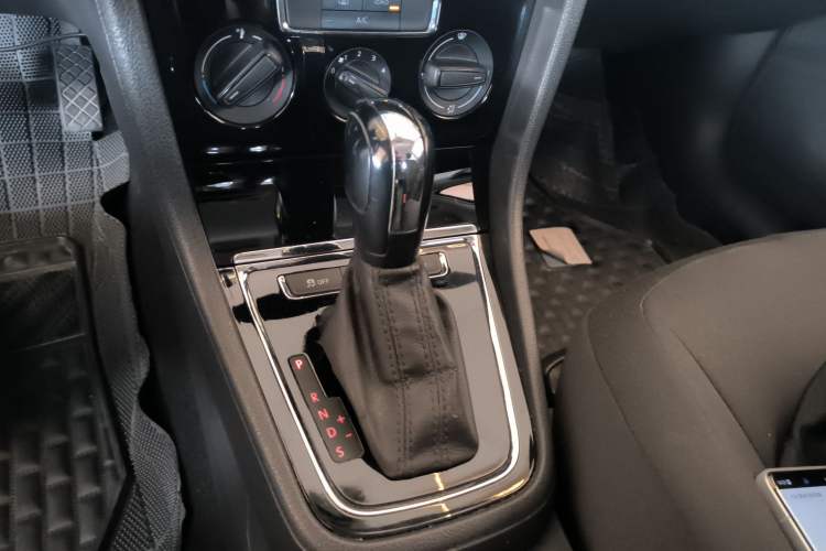 Used Volkswagen Bora 2015 Qihui Edition 1.6L Automatic Fashion Model Gear Lever