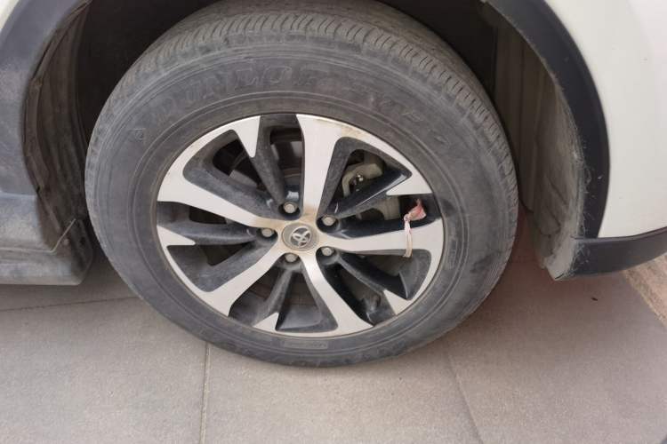 Used Toyota RAV4 2016 2.0L CVT Two-Wheel Drive Fashion Edition China V Standard Right Front Wheel Hub