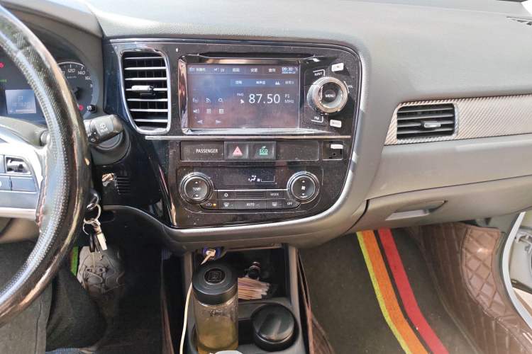 Used Mitsubishi Outlander 2013 2.0L 4x4 Urban Navigation Edition 5 Seats Audio And AC Panel