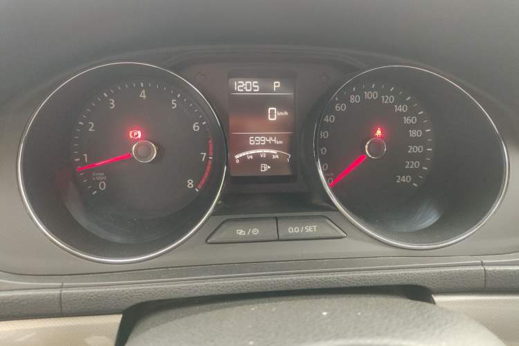 Used Volkswagen Lavida 2015 1.6L Automatic Comfort Edition Odometer Close Up